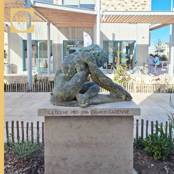 Un nouveau piédestal en marbre Lunel pour la statue « La Colme »